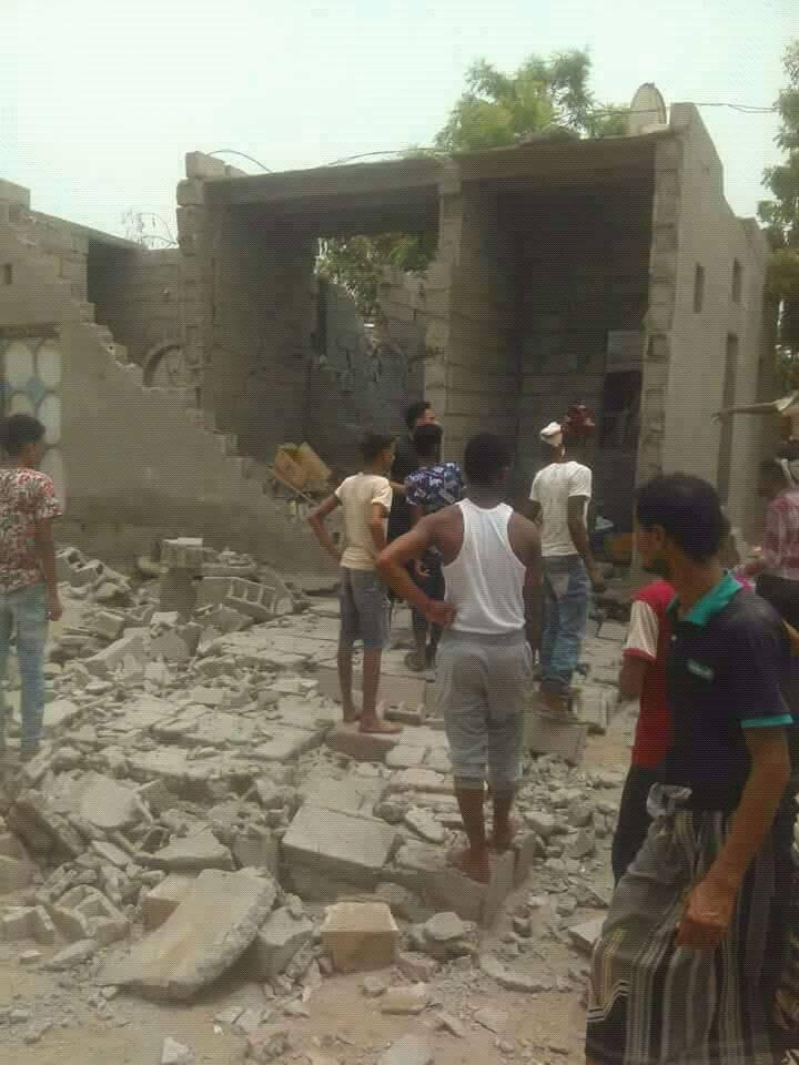 مواطنون يقومون بإسعاف جرحى بعد قصف الحوثي لمنازلهم