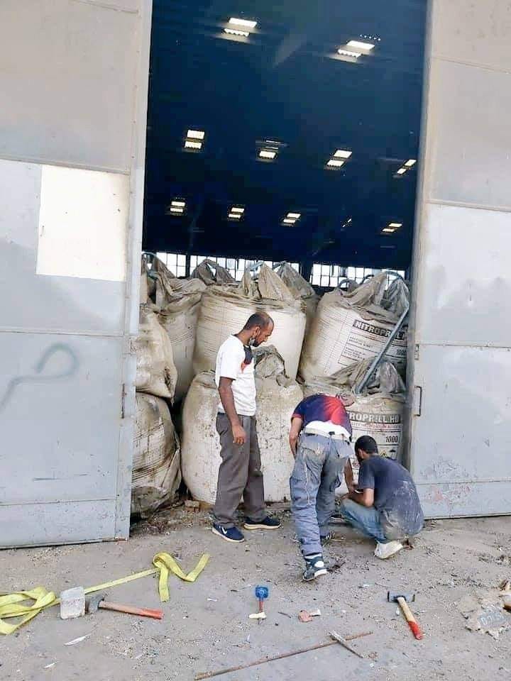 صورة المستودع قبل انفجاره، و يظهر فيها تكديس نترات الامونيوم بدو
