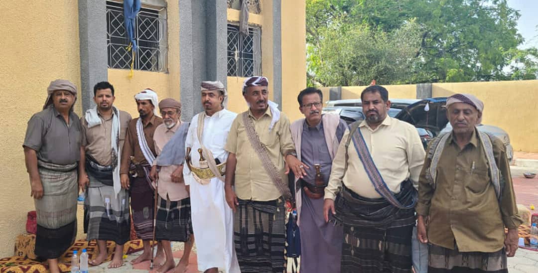 وفد من مجلس شبوة الوطني العام يقدم واجب العزاء في وفاة العقيد أحمد القميشي