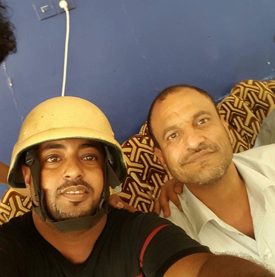 مبجر على يسار الصورة