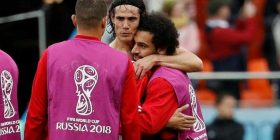 كافاني يحتضن محمد صلاح ويواسيه بعد خسارة مصر