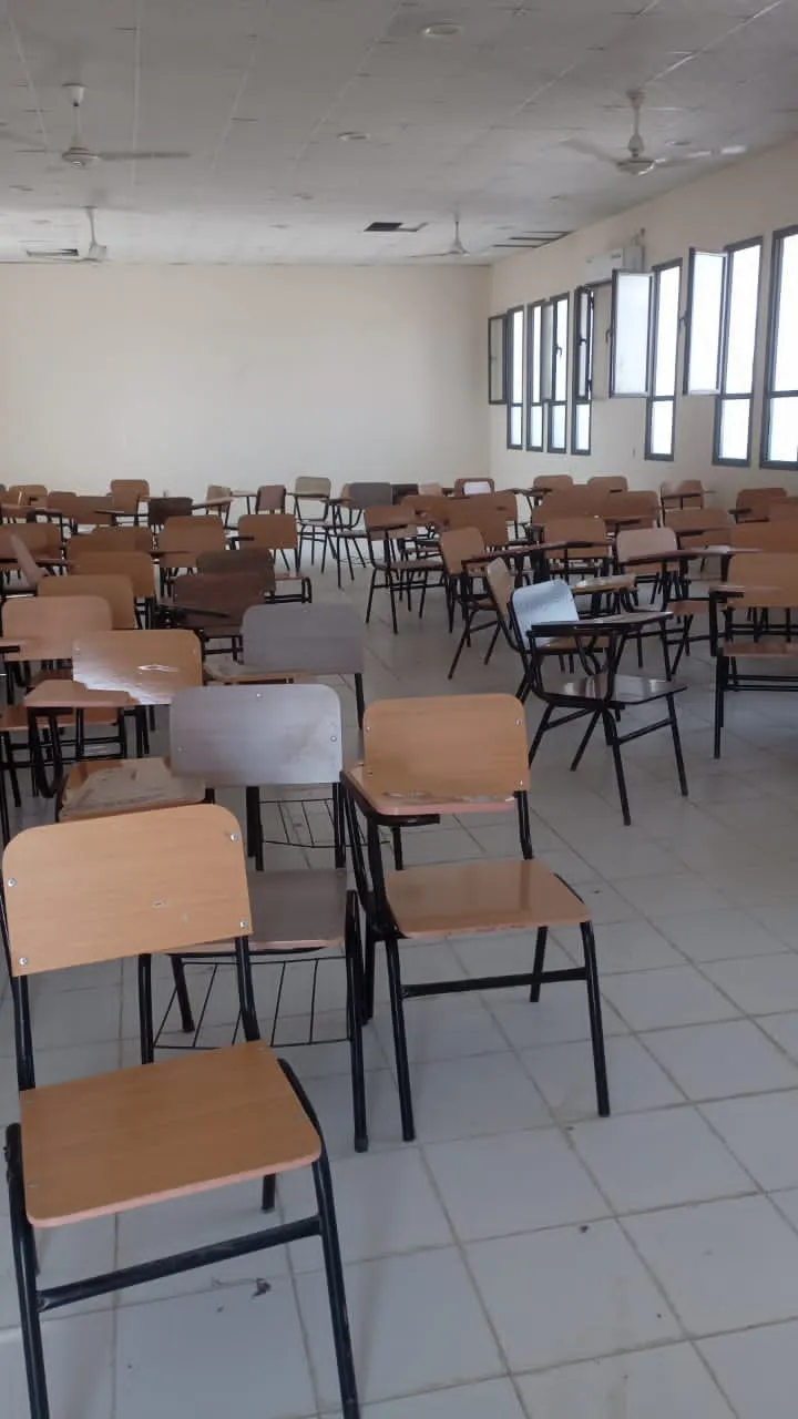 وقف المحاضرات بجامعة المهرة جراء إضراب المتعاقدين للمطاابة برواتبهم
