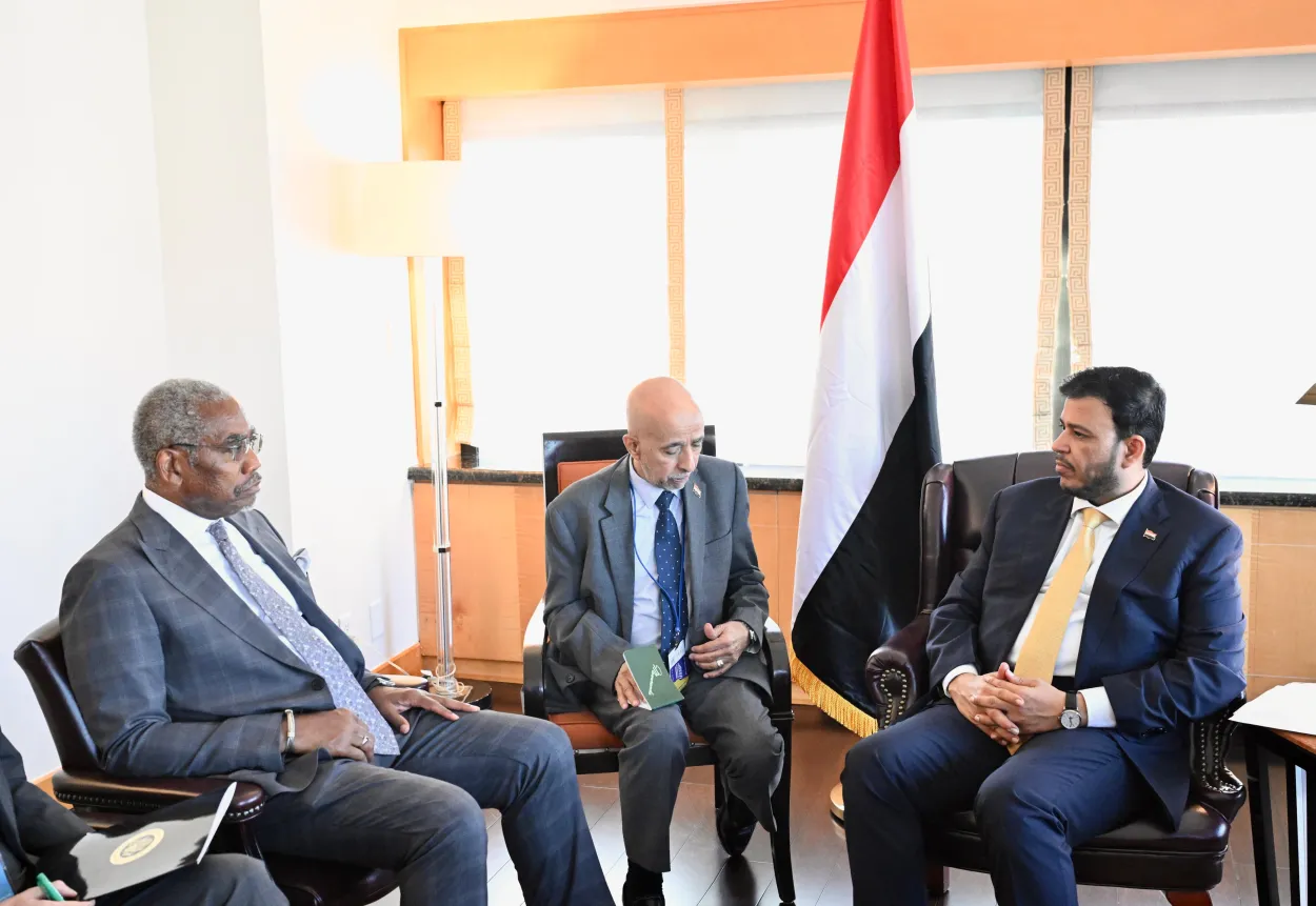 الدكتور عبدالله العليمي يبحث مع كبير الديمقراطيين في لجنة الشؤون الخارجية بمجلس النواب الأمريكي تطورات اليمن و