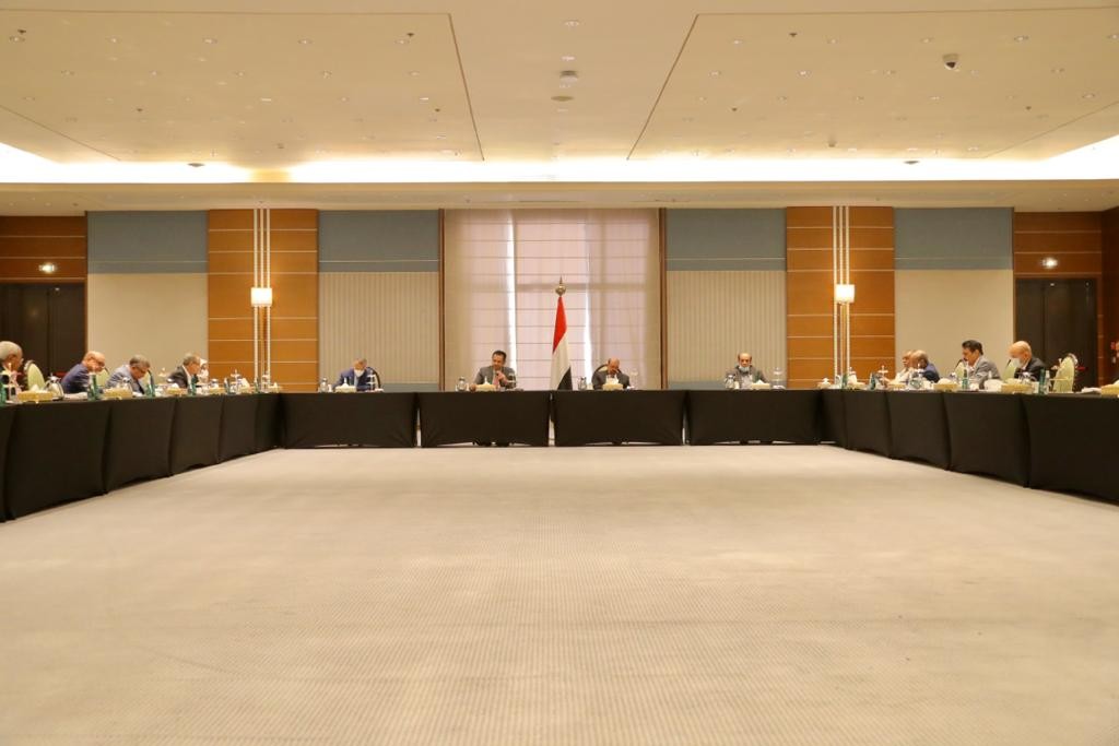 رئيس الوزراء مع هيئة رئاسة مجلس النواب والهيئة الاستشارية لرئيس 