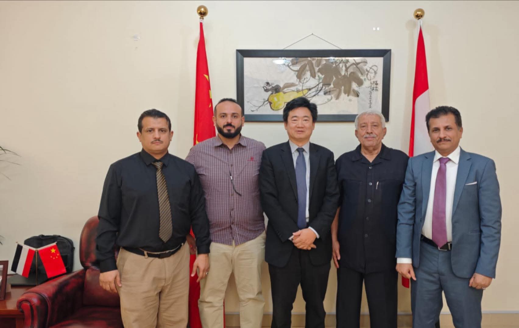 قيادات أحزاب ومكونات اللقاء التشاوري شبوة تلتقي السفير الصيني لدى اليمن وتبحث مستجدات الأوضاع