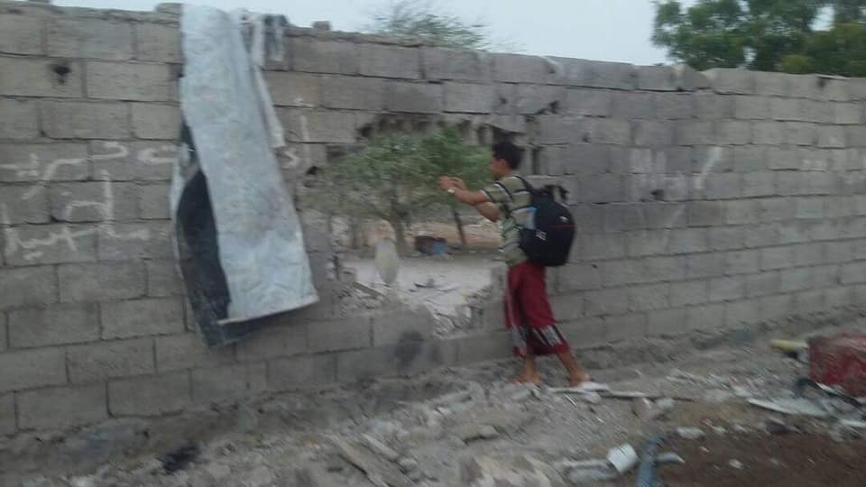 قذيفة من مدفع حوثي اخترقت منزل مواطن بالأمس