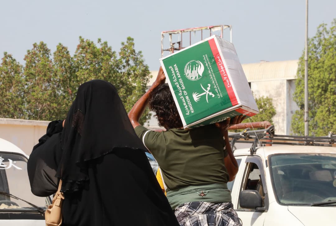 مركز الملك سلمان للإغاثة يوزع أكثر من 272 طناً من المواد الغذائية في عدن
