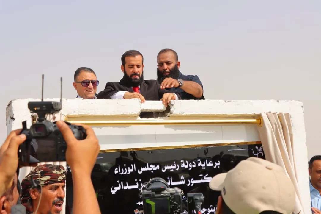 محافظ أبين يضع حجر الأساس لوحدات الجوار السكنية ويعلن بدء تمكين المواطنين من أراضيهم